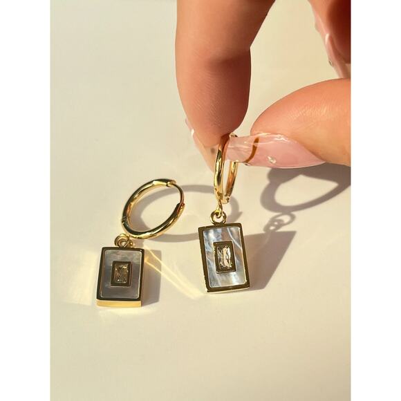 White Shell Vintage Acrylic Pendant Earrings 18K Gold Plated Stainless‎ S… - Picture 9 of 10